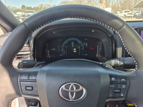 Used 2025 Toyota Camry SE w/ Multimedia Upgrade Package image 11