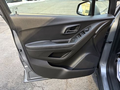 Used 2020 Chevrolet Trax LT w/ LT Convenience Package image 17