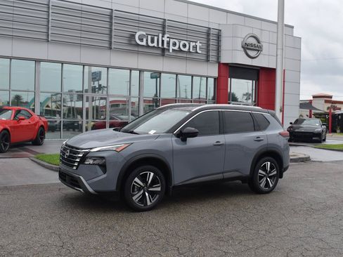 Used 2025 Nissan Rogue SL FWD image 2