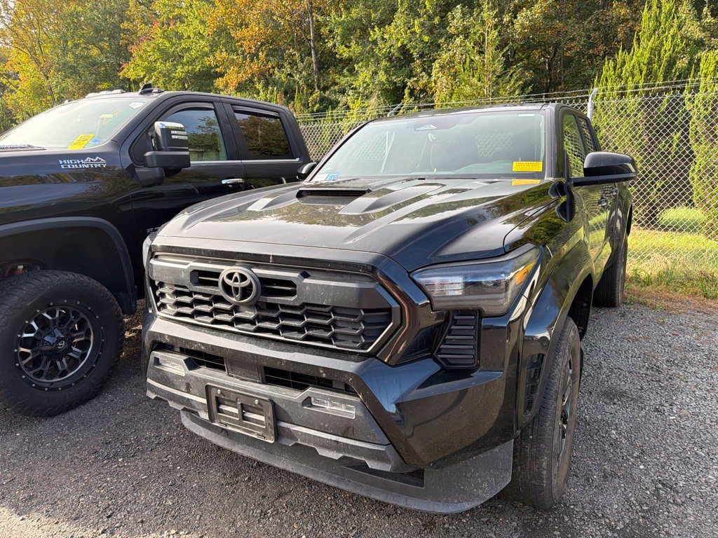 Used 2025 Toyota Tacoma TRD Sport AWD/4WD image 3
