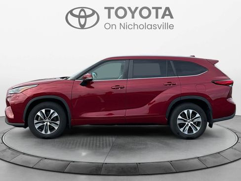 Used 2023 Toyota Highlander XLE image 3