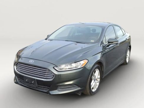 Used 2015 Ford Fusion SE image 2