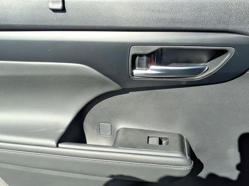 New 2026 Toyota Highlander XLE image 6