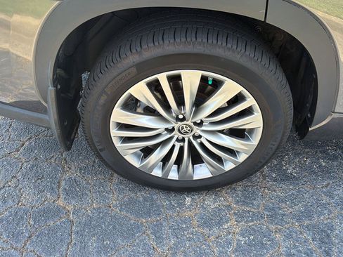Used 2022 Toyota Highlander Platinum AWD/4WD image 40