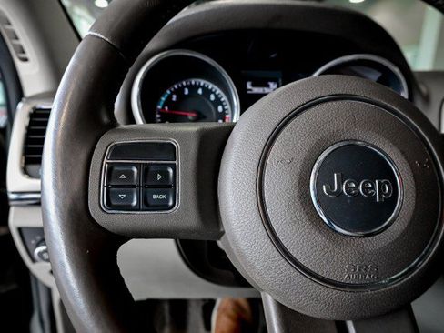 Used 2012 Jeep Grand Cherokee Laredo w/ Laredo E Group AWD/4WD image 35
