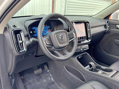Used 2023 Volvo XC40 B4 Core w/ Convenience Package image 12