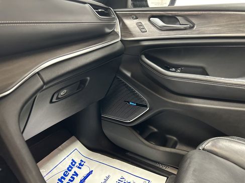 Used 2022 Jeep Grand Cherokee Overland w/ Adv Protech Group III image 18