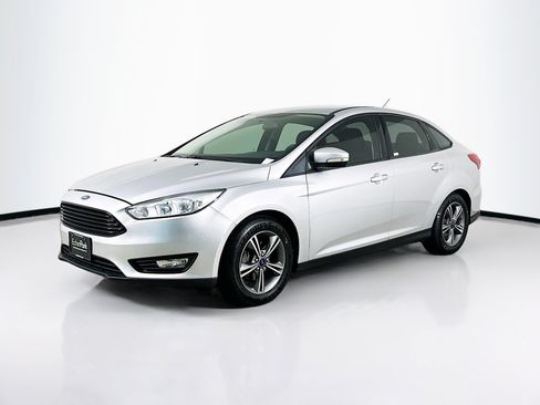 Used 2016 Ford Focus SE FWD image 3
