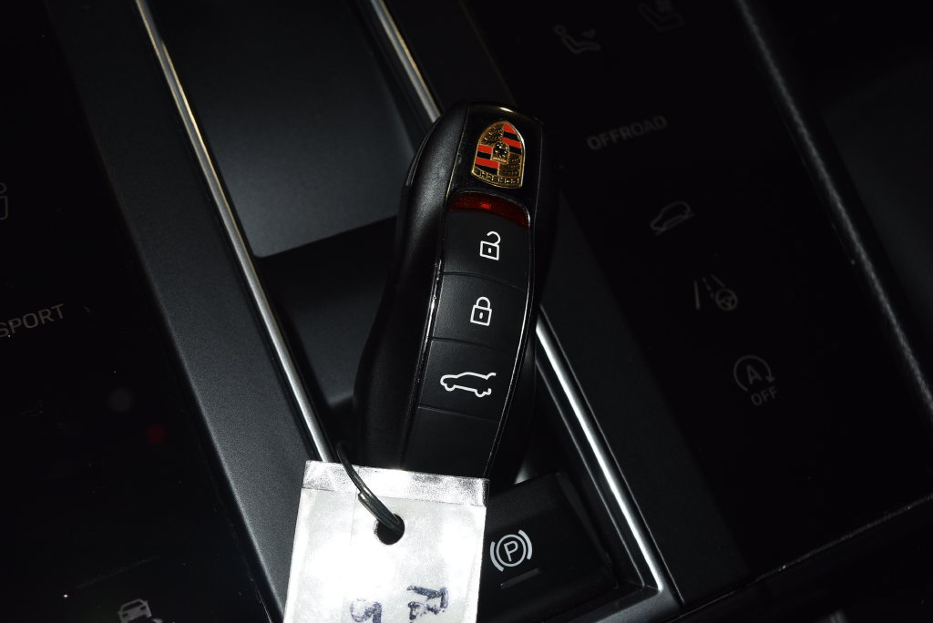 Certified 2026 Porsche Macan AWD/4WD image 19