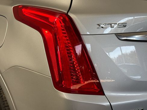 Used 2018 Cadillac XT5 Luxury image 36