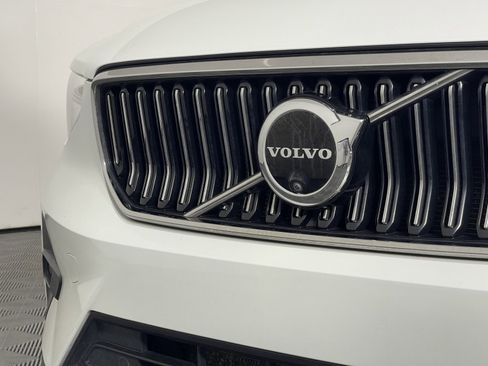 Used 2024 Volvo XC40 B5 Plus image 9