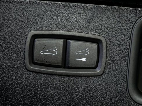 Certified 2025 Porsche Macan Base image 32