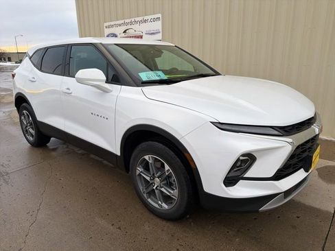 Used 2025 Chevrolet Blazer LT image 2