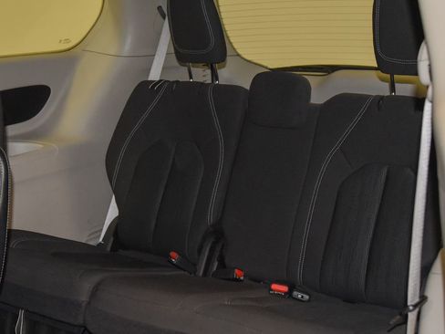 Used 2022 Chrysler Voyager LX image 7