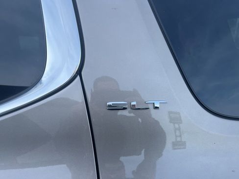 Used 2022 GMC Acadia SLT w/ Preferred Package image 3