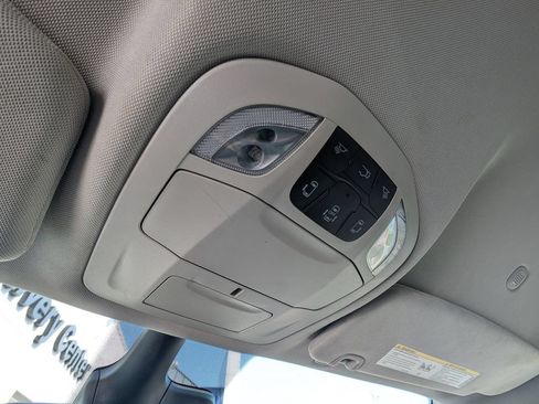 Used 2024 Chrysler Pacifica Touring-L FWD image 38
