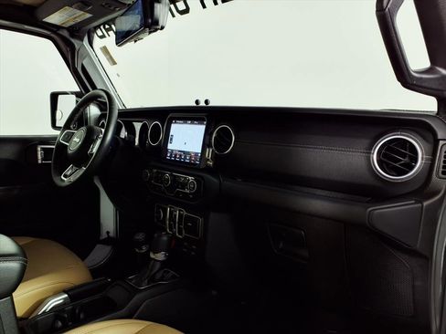 Used 2018 Jeep Wrangler Unlimited Sahara image 9