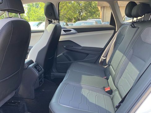 Certified 2025 Volkswagen Taos SE w/ Panoramic Sunroof Package AWD/4WD image 19