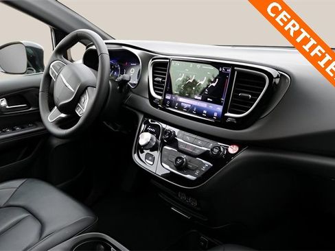 Used 2025 Chrysler Pacifica Select image 19