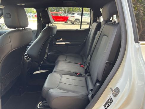 Used 2025 Mercedes-Benz GLB 250 4MATIC image 27
