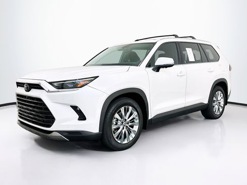 Used 2024 Toyota Grand Highlander Platinum image 3