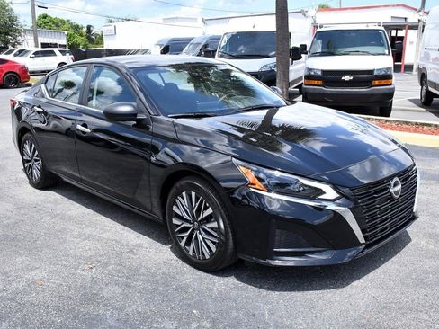 Used 2025 Nissan Altima 2.5 SV image 1
