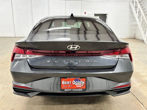 Used 2021 Hyundai Elantra SEL w/ Preferred Accessory Package FWD image 6