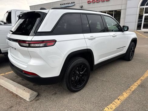 Used 2025 Jeep Grand Cherokee Altitude AWD/4WD image 6