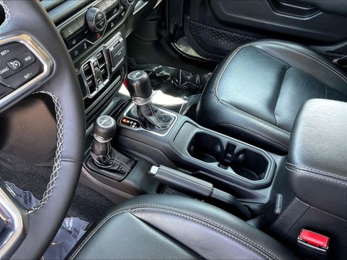 Used 2023 Jeep Wrangler Unlimited Sahara AWD/4WD image 18