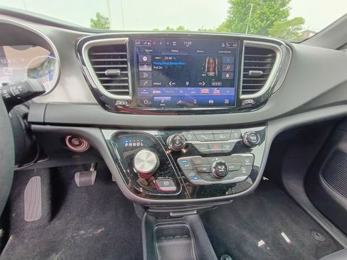 Used 2025 Chrysler Pacifica Select FWD image 25