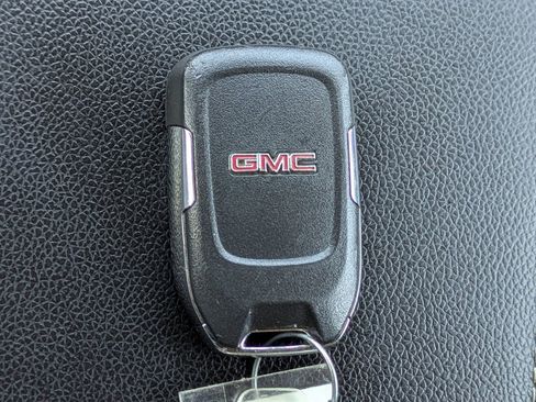 Used 2023 GMC Acadia SLE w/ Driver Convenience Package image 30