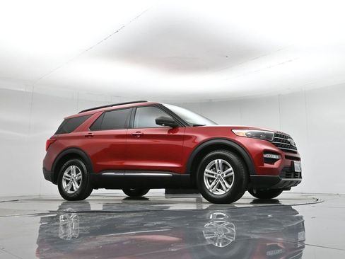 Used 2020 Ford Explorer XLT w/ Equipment Group 202A image 4