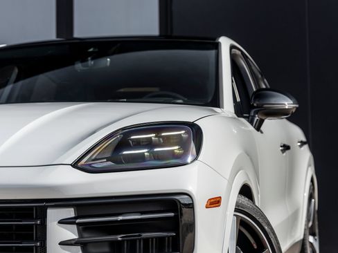 Certified 2025 Porsche Cayenne S AWD/4WD image 16