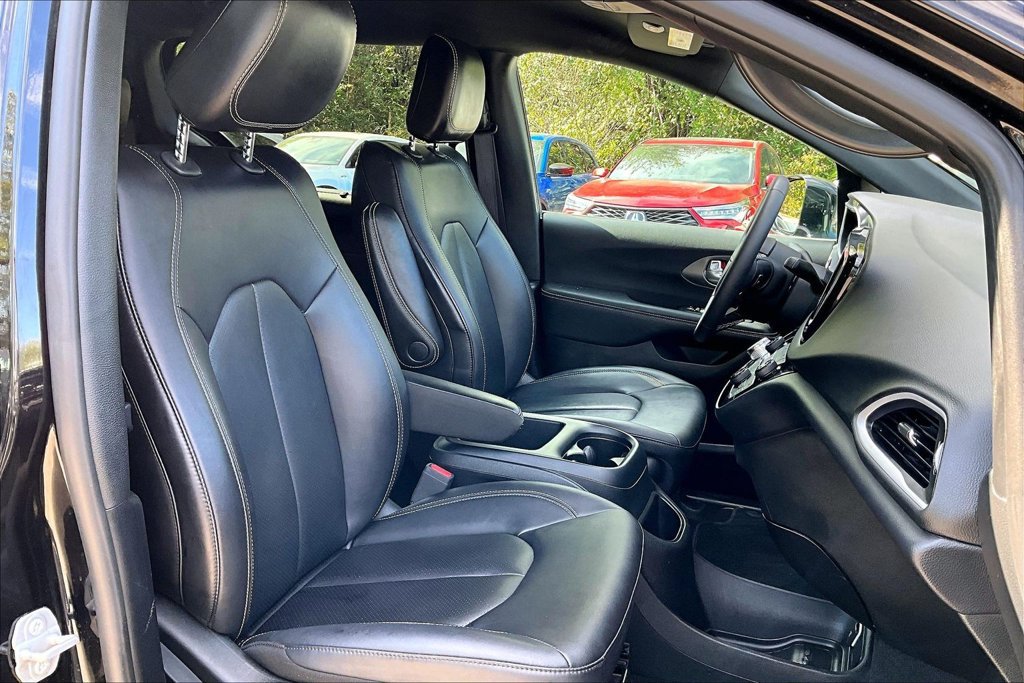 Used 2025 Chrysler Pacifica Select FWD image 9