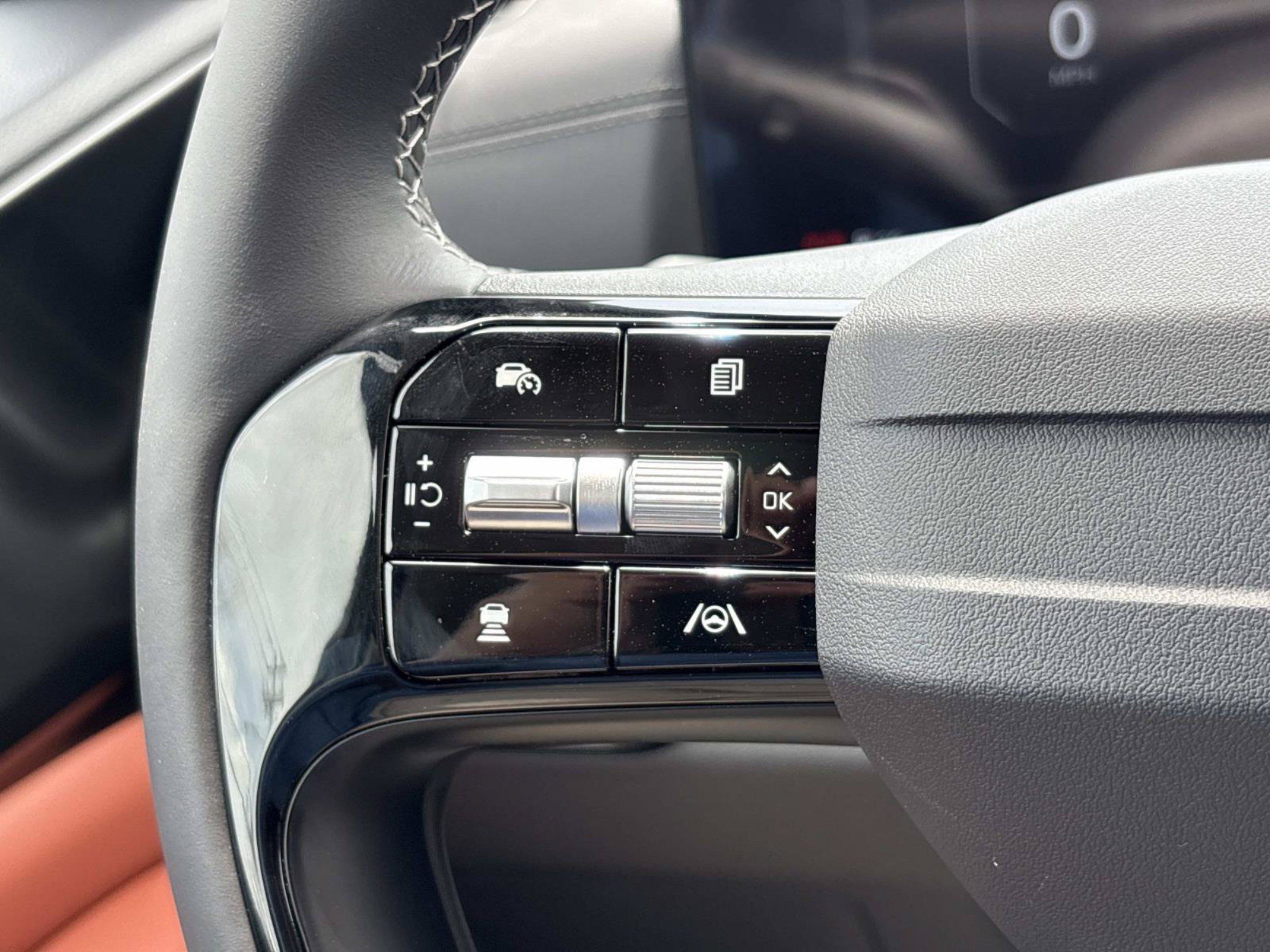New 2027 Kia Carnival SX w/ Dark Edition Package FWD image 26