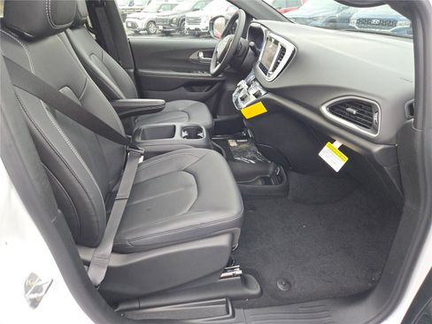 New 2026 Chrysler Voyager LX image 7