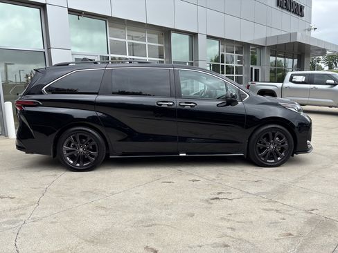 Used 2024 Toyota Sienna XSE image 10