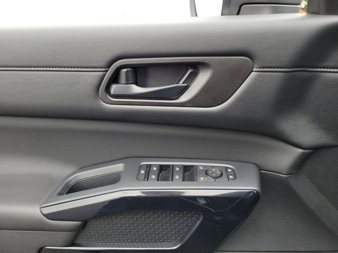 Used 2025 Nissan Pathfinder SV AWD/4WD image 17