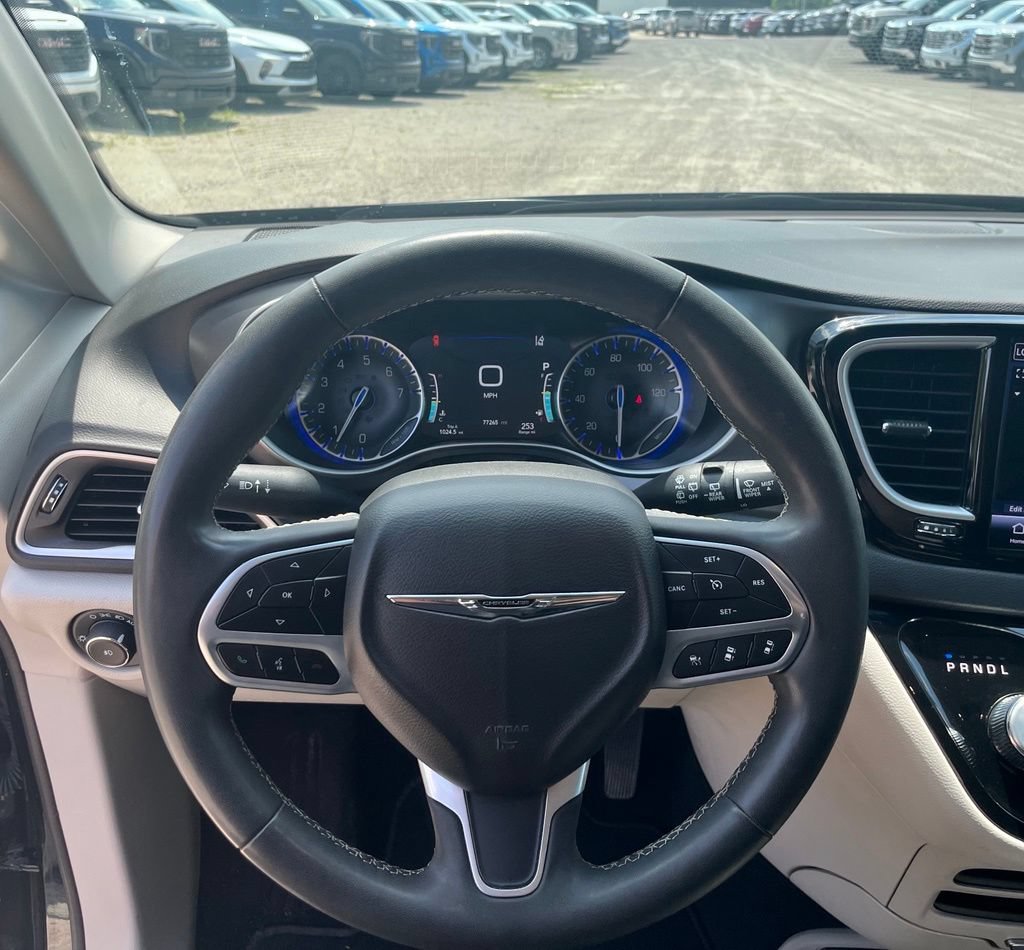 Used 2024 Chrysler Pacifica Touring-L FWD image 21