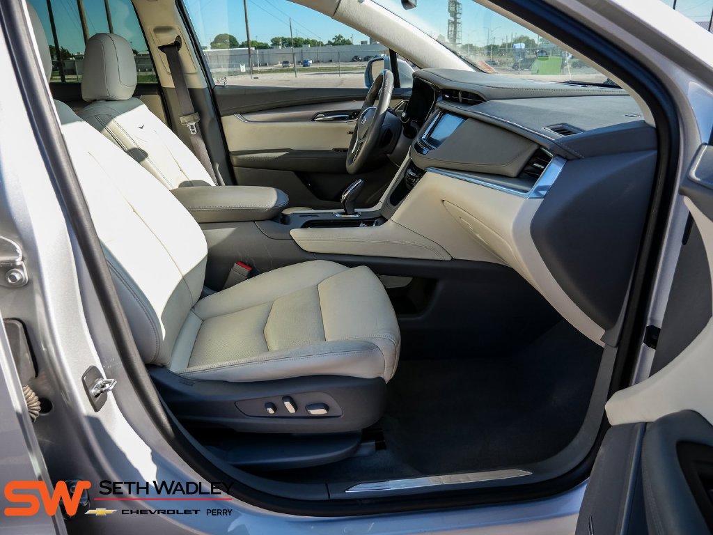 Used 2017 Cadillac XT5 Luxury w/ Driver Awareness Package FWD image 17