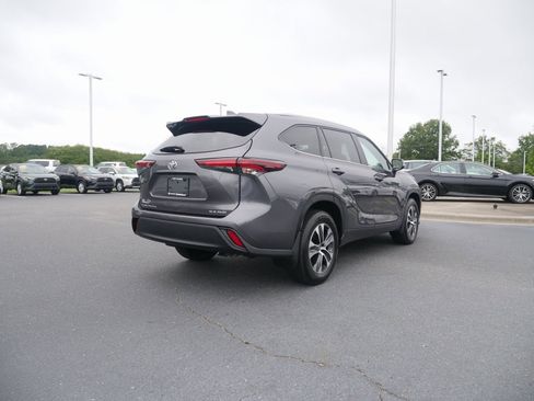 Used 2024 Toyota Highlander XLE image 2