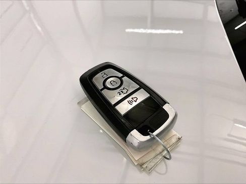 Used 2020 Ford Fusion SE FWD image 9