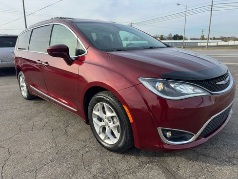 Used 2018 Chrysler Pacifica Touring-L Plus w/ Tire & Wheel Group image 12