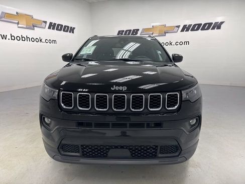 Used 2024 Jeep Compass Latitude AWD/4WD image 2