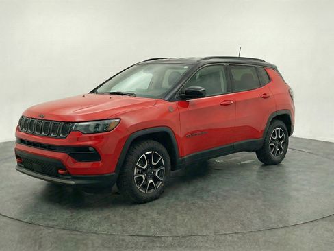 Used 2025 Jeep Compass Trailhawk image 3