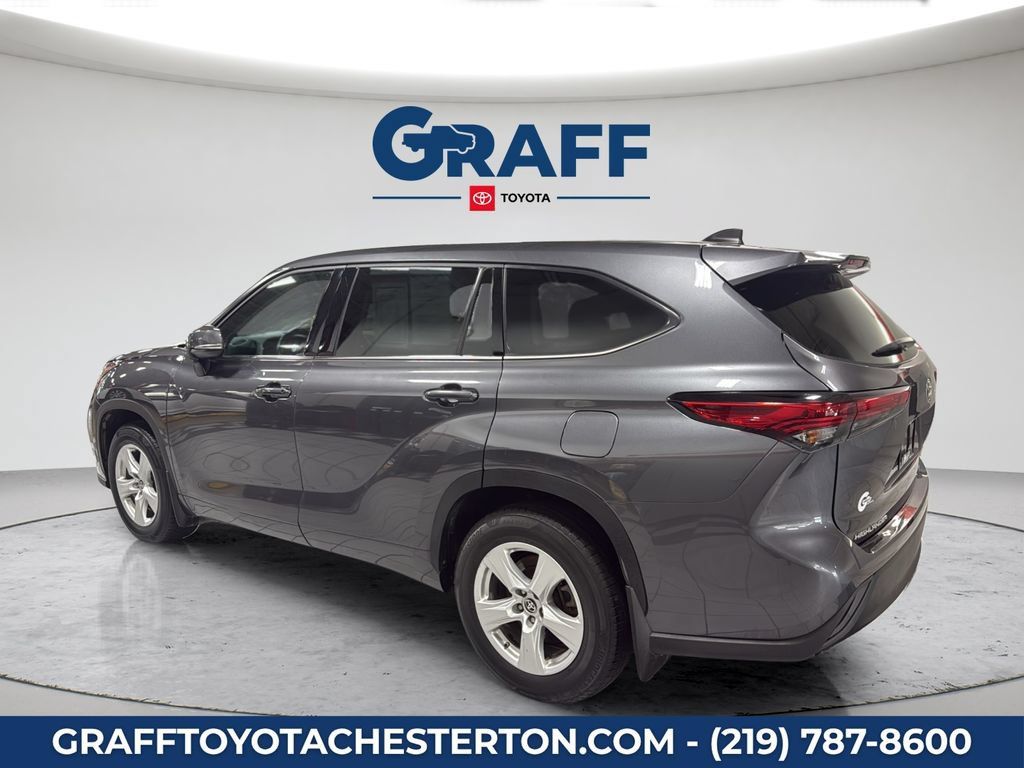 Used 2022 Toyota Highlander LE AWD/4WD image 10