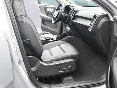 Used 2025 Volvo XC40 B5 Plus image 15
