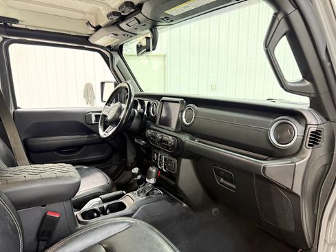 Used 2022 Jeep Wrangler Unlimited Sahara AWD/4WD image 3