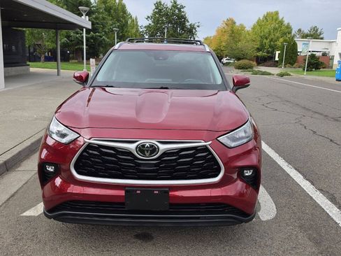 Used 2020 Toyota Highlander XLE AWD/4WD image 2