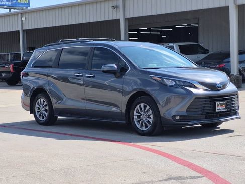 Certified 2025 Toyota Sienna XLE FWD image 8